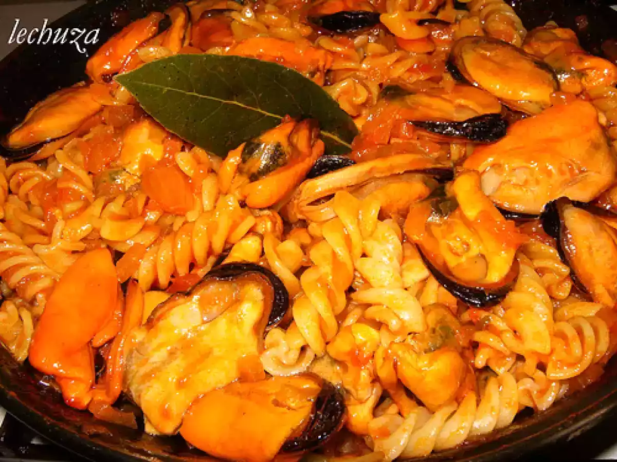 Mejillones con fusilli en salsa marinera