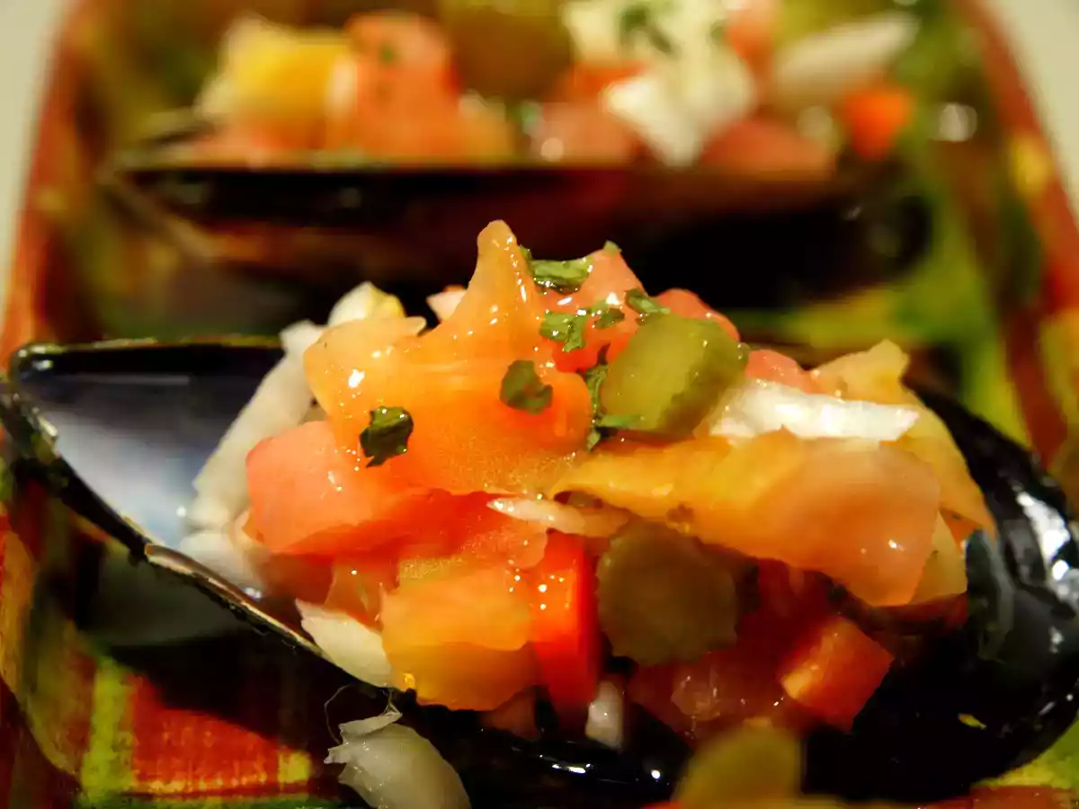 mejillones con verdura y pepinillos