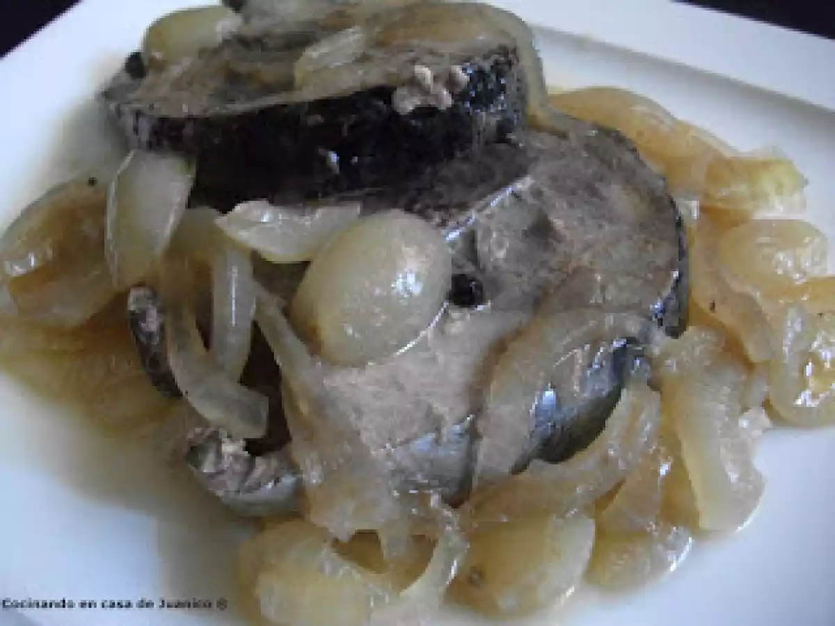 Melva encebollada con uvas