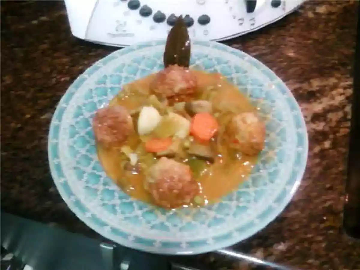 MENESTRA DE VERDURAS CON ALBÓNDIGAS.