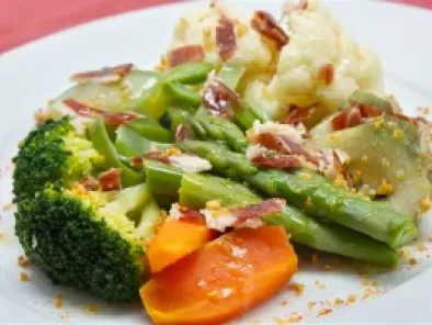Menestra de verduras con jamón y ajo