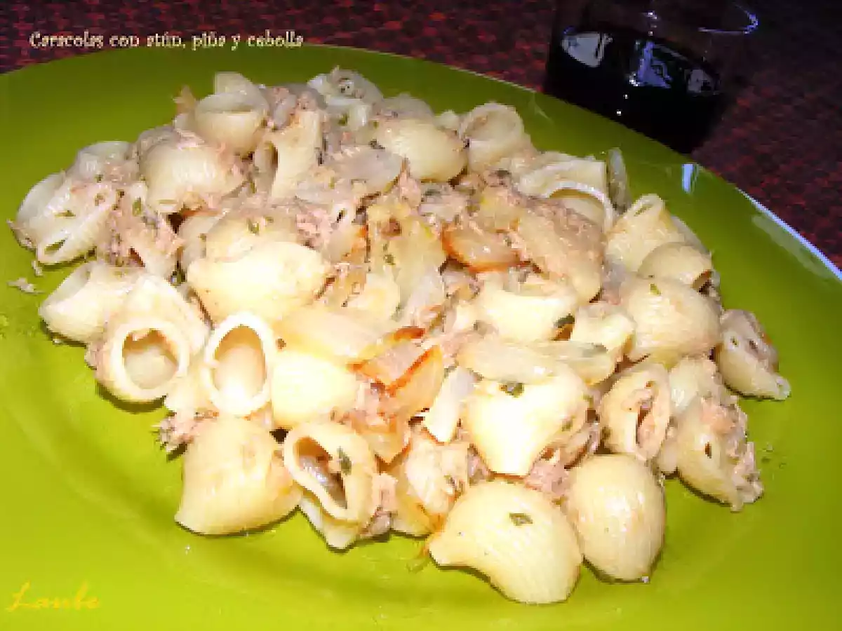 MENÚ DEL DÍA: caracolas con atún, piña y cebolla.