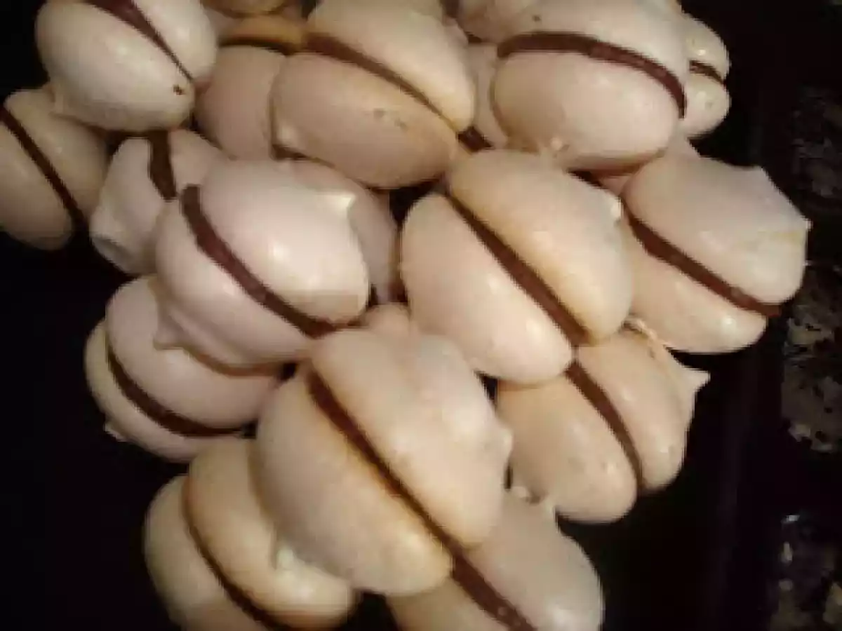 Merengue francés relleno de ganaché de chocolate