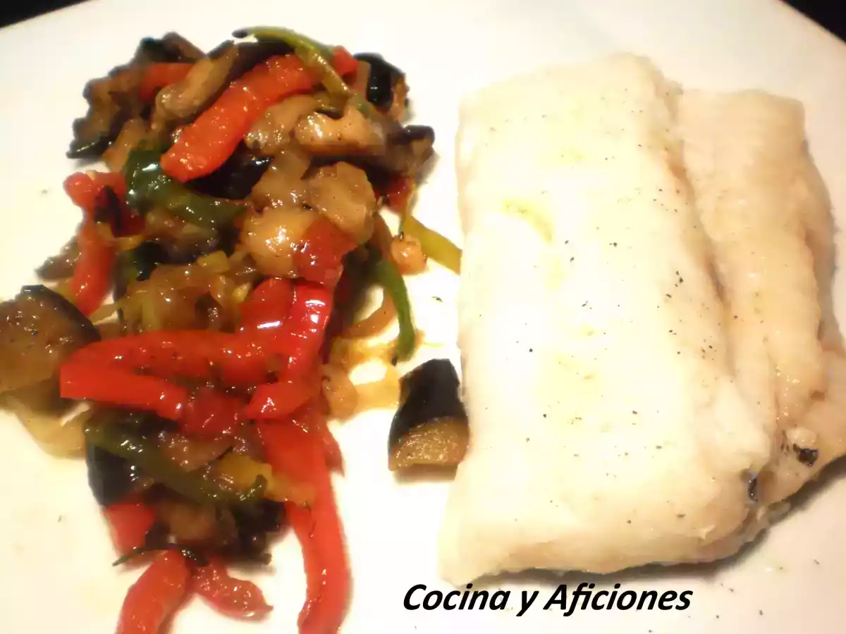 Merluza a la media sal con verduras en tiras, receta