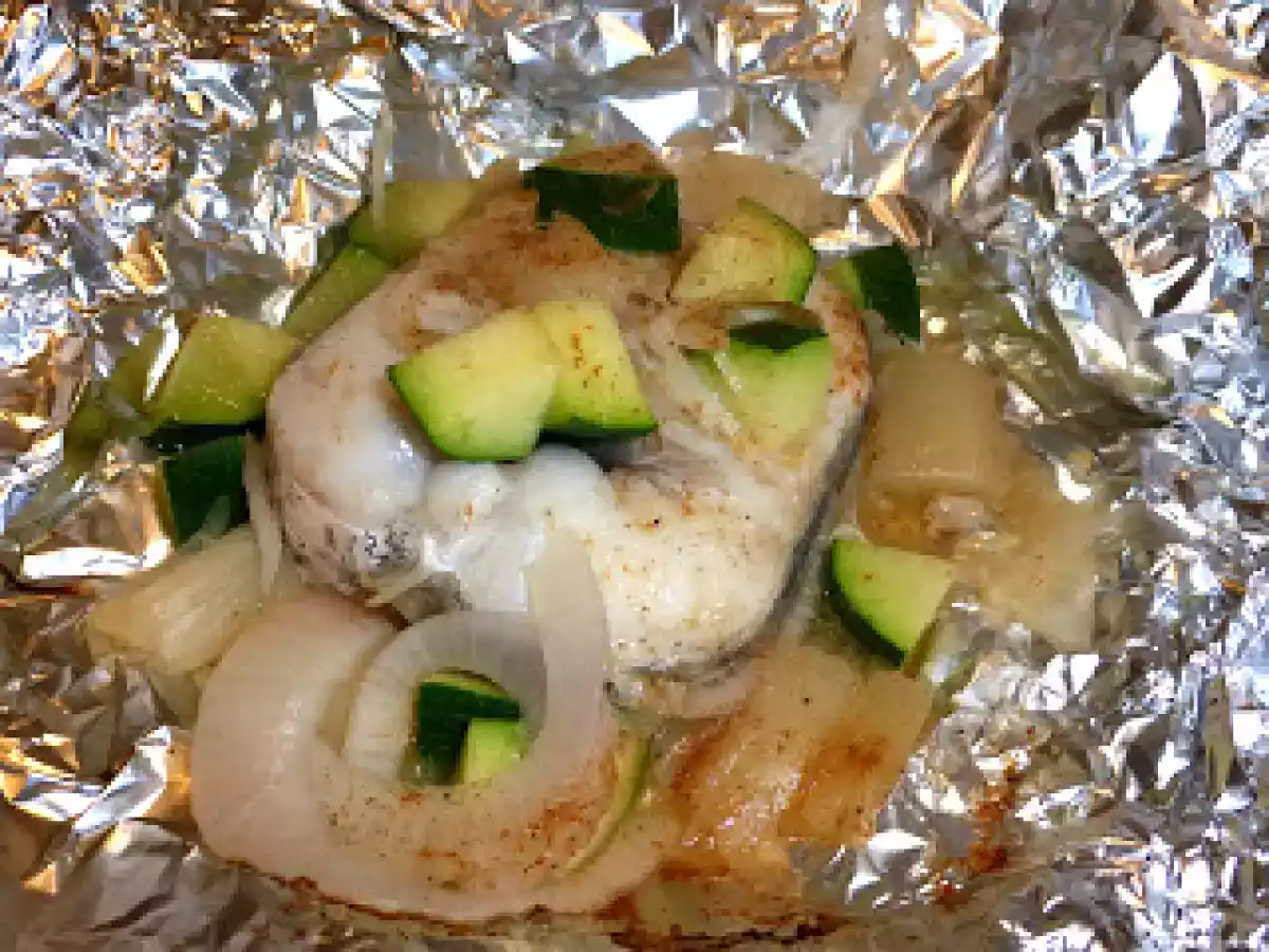 Merluza a la Papillote con calabacín y espárragos