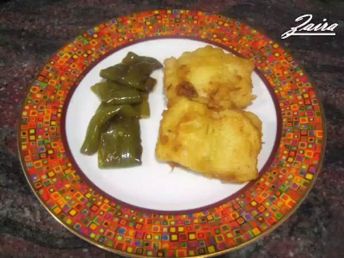 Merluza a la romana con pimientos verdes fritos