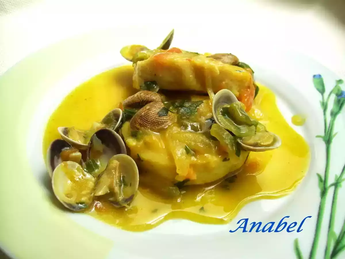 MERLUZA AL AZAFRÁN CON CHIRLAS