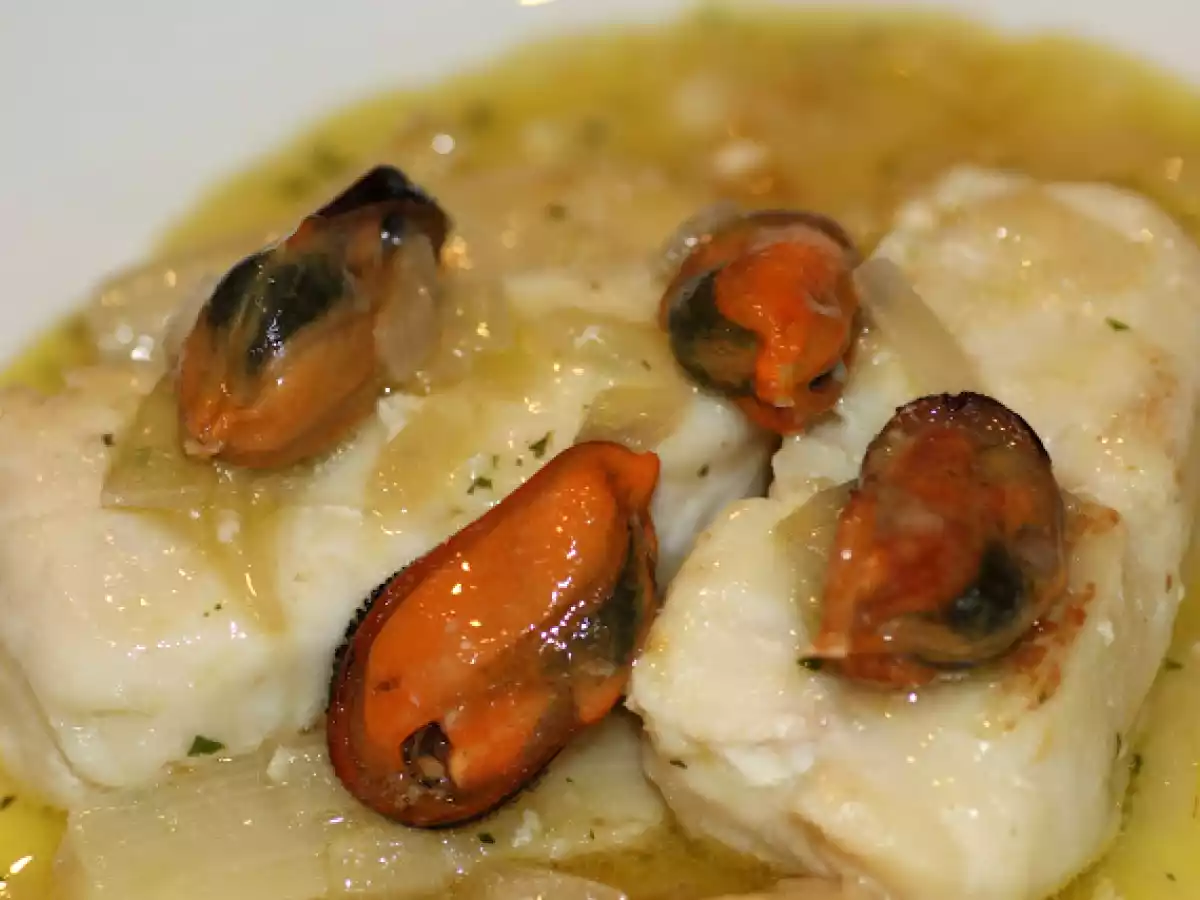 Merluza al cava con mejillones