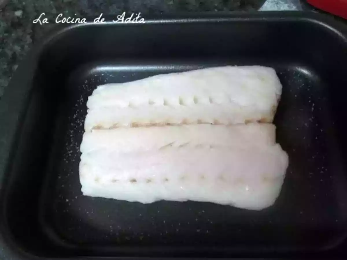 Merluza al horno, con ajada de ajos y pimentón - foto 2