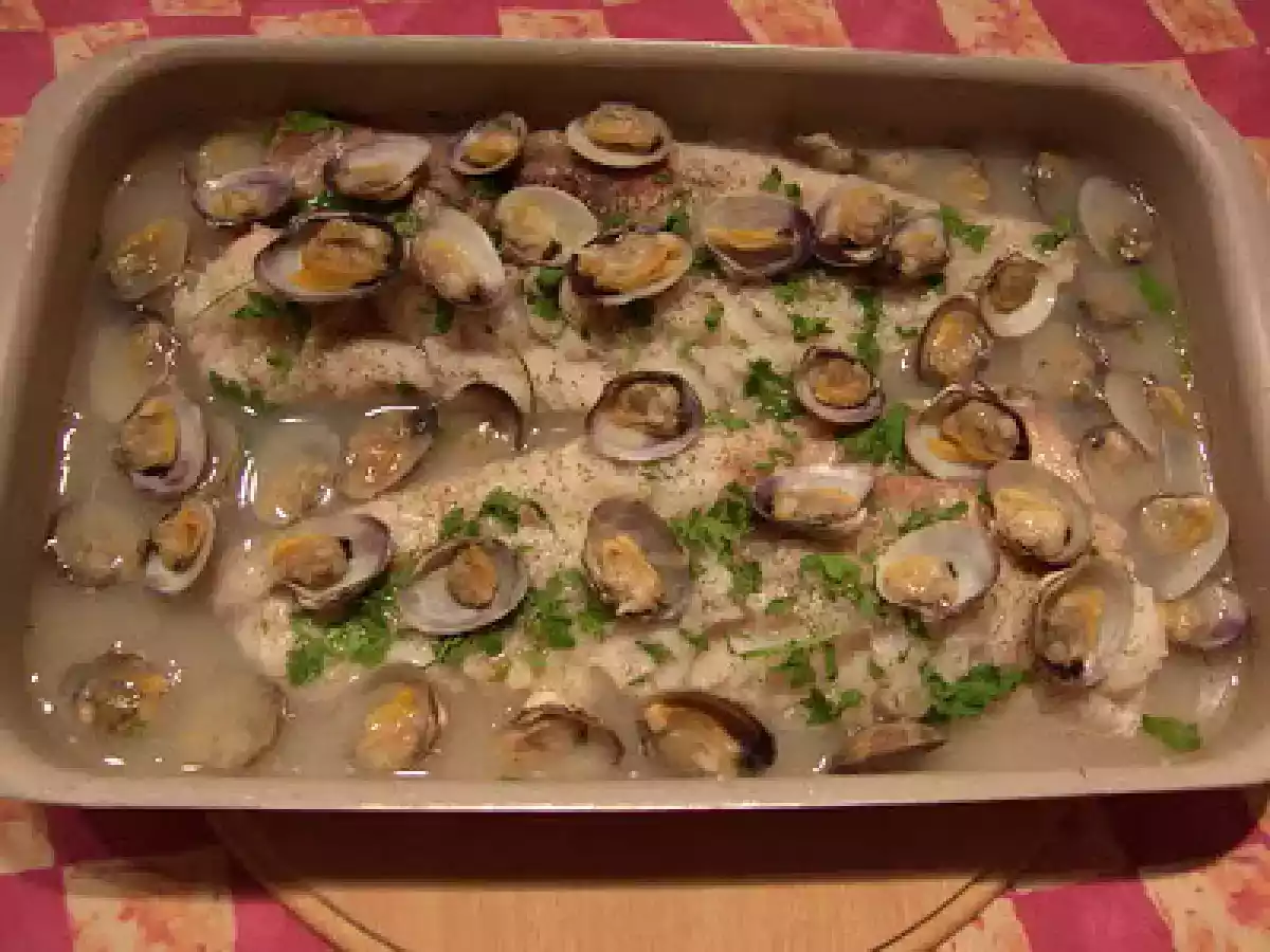 MERLUZA AL HORNO CON ALMEJAS