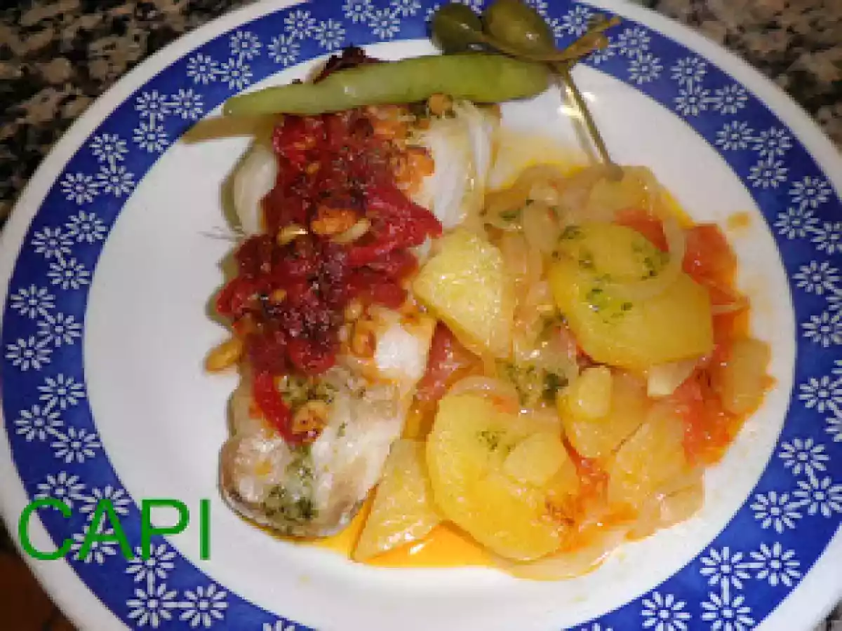MERLUZA AL HORNO CON ASADILLO DE PIMIENTOS CON JAMÓN Y PIÑONES.