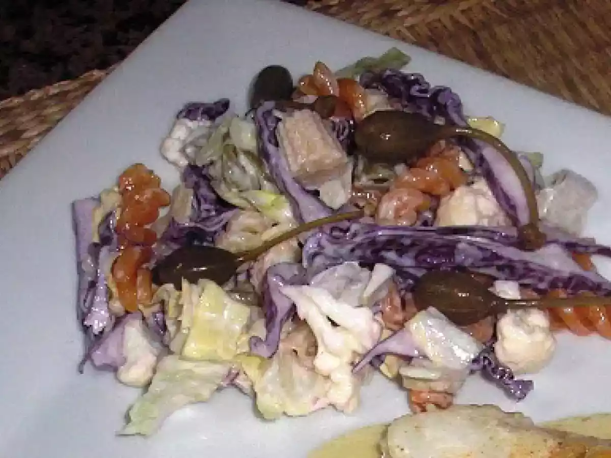 MERLUZA CON AJADA Y ENSALADA DE PASTA PARA HACERLE COMPAÑÍA