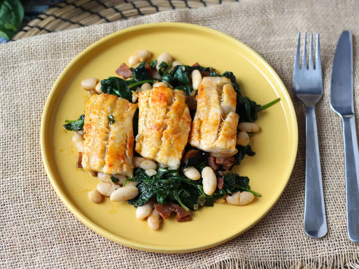Merluza con alubias blancas, espinacas y chorizo