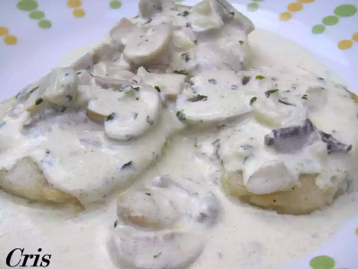 Merluza con crema de champiñones.
