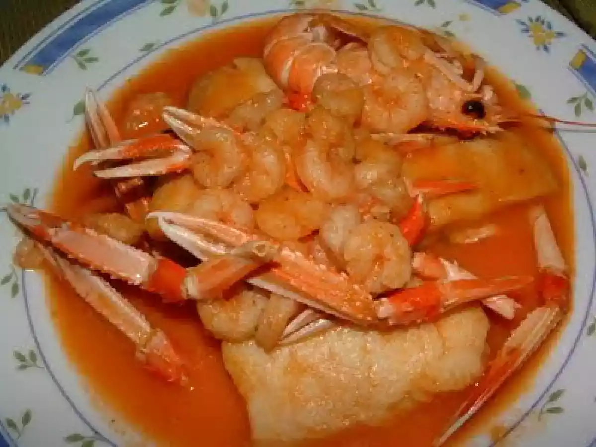 MERLUZA CON GAMBAS EN SALSA DE PIQUILLOS