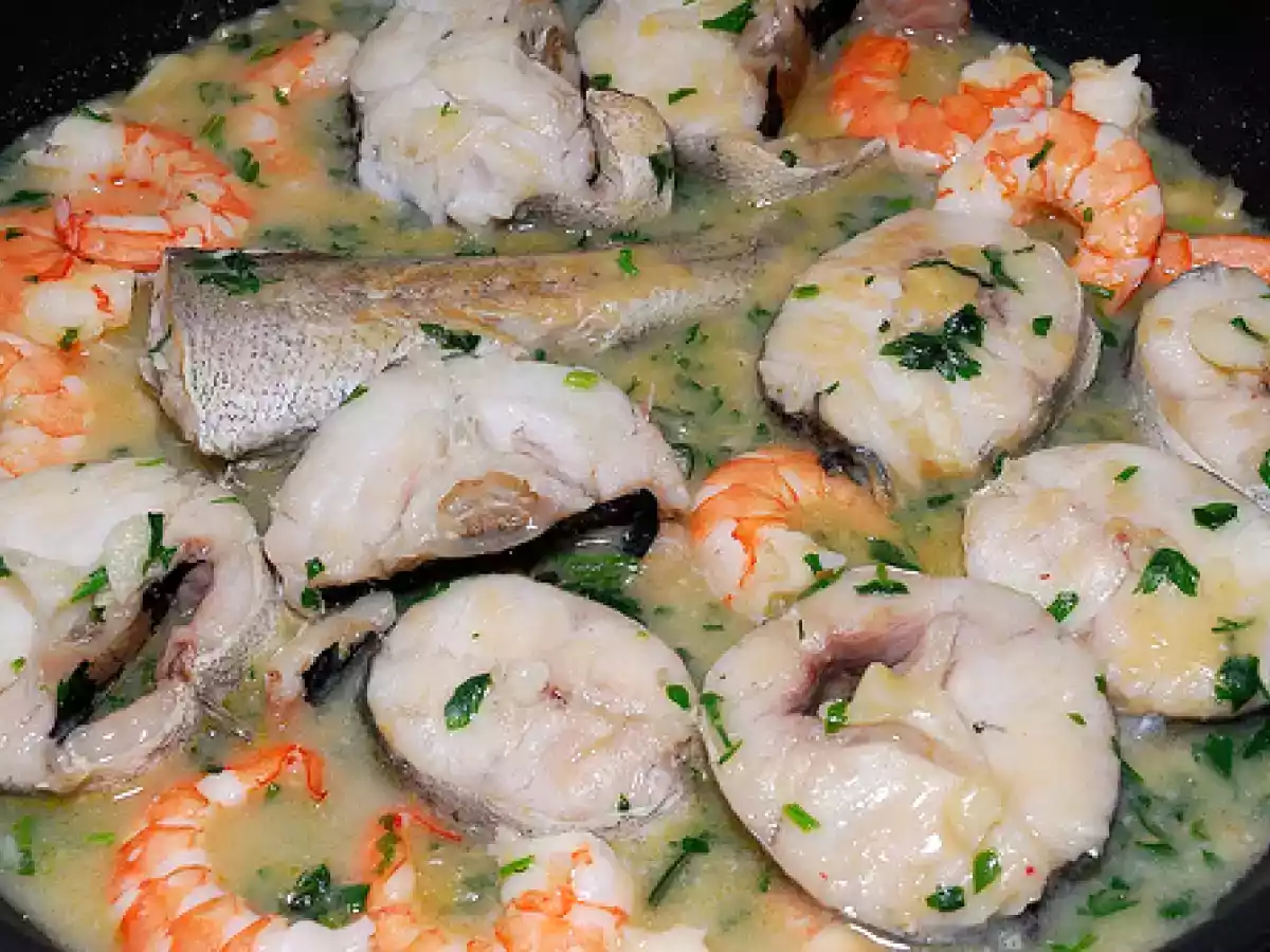 Merluza con langostinos en salsa verde