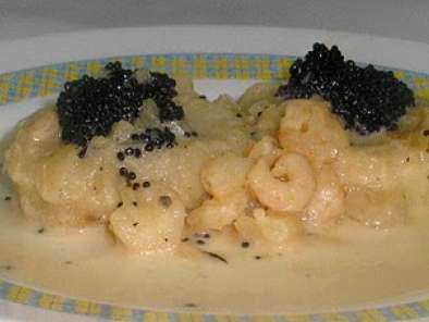Merluza con salsa de cava y caviar