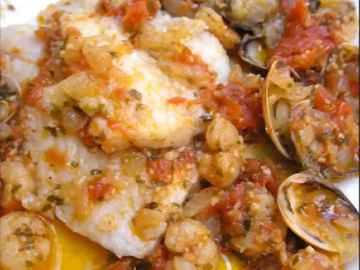 Merluza con salsa de tomate, almejas y gambas