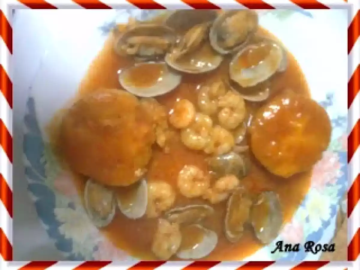 MERLUZA CON SALSA DE TOMATE, ALMEJAS Y GAMBAS