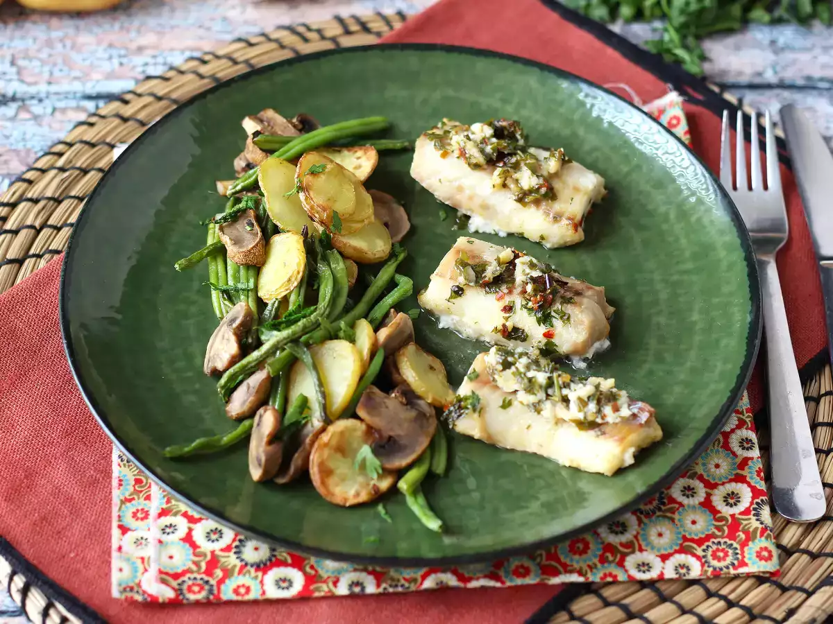Merluza en freidora de aire con salsa de vino blanco, patatas y verduras