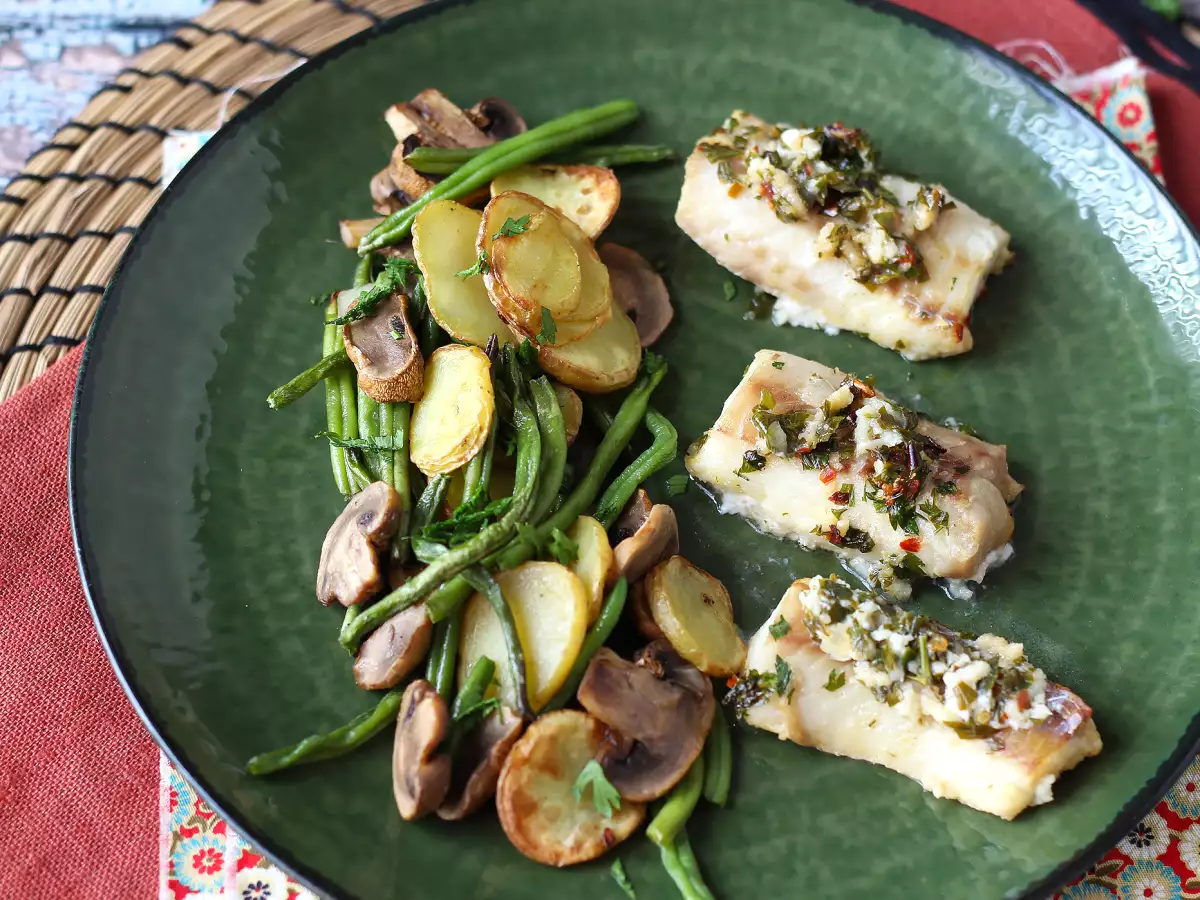 Merluza en freidora de aire con salsa de vino blanco, patatas y verduras - foto 2