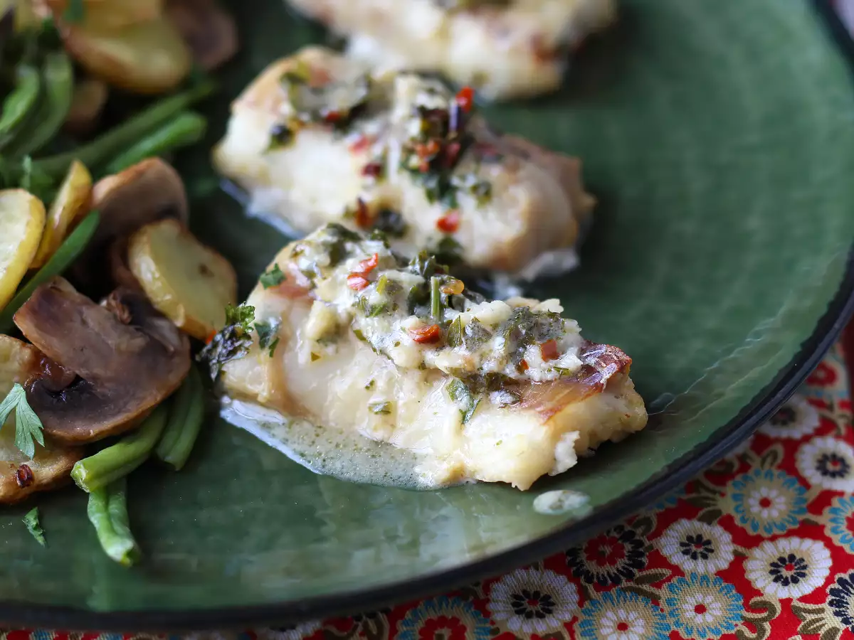 Merluza en freidora de aire con salsa de vino blanco, patatas y verduras - foto 3