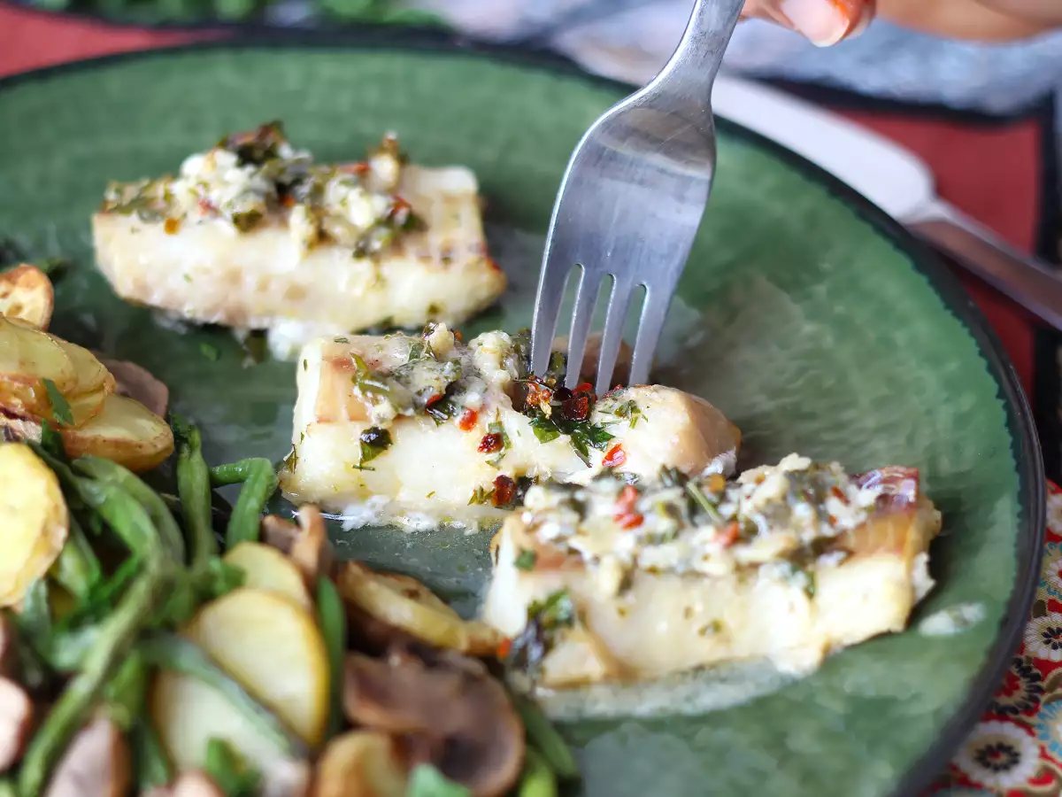 Merluza en freidora de aire con salsa de vino blanco, patatas y verduras - foto 6