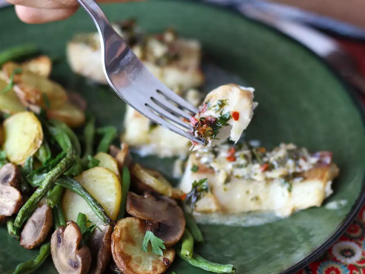 Merluza en freidora de aire con salsa de vino blanco, patatas y verduras - foto 7