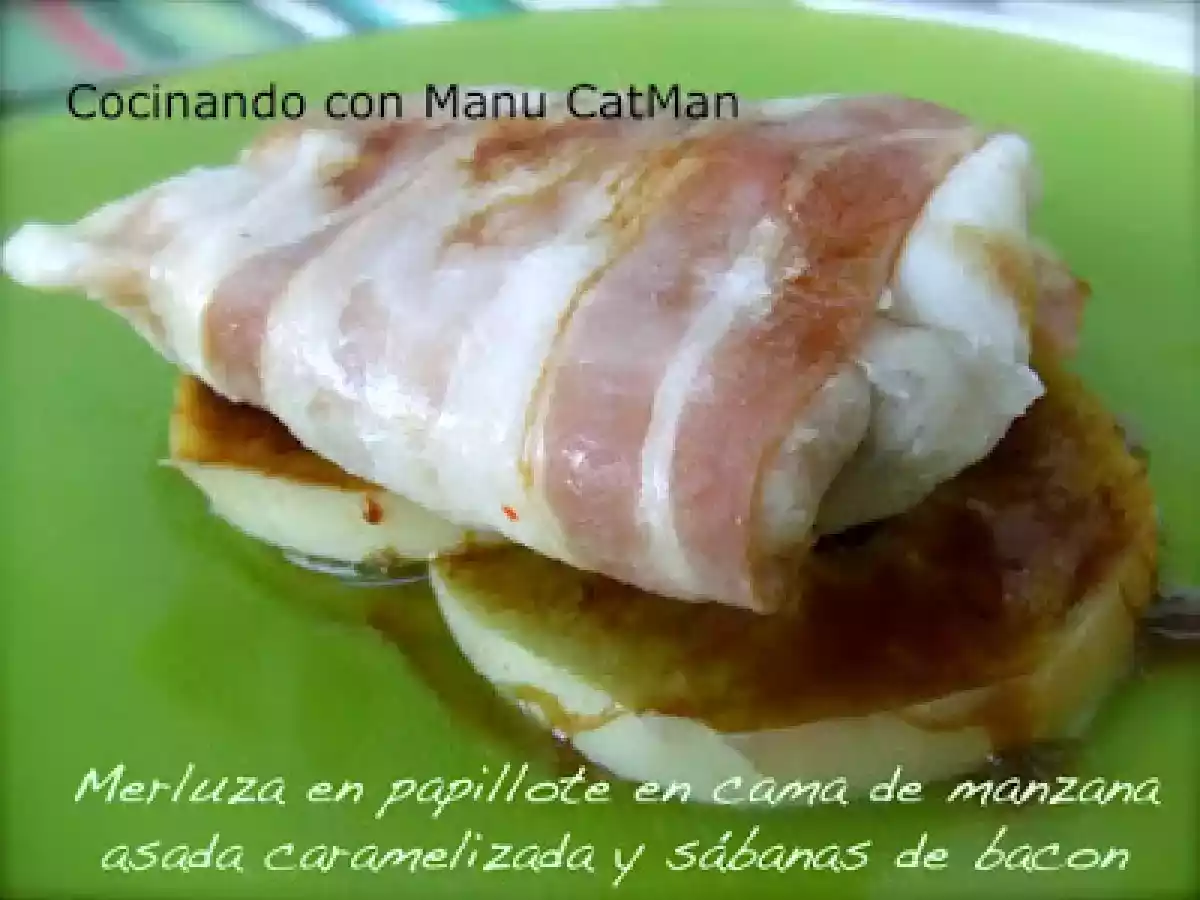 Merluza en papillote en cama de manzana asada caramelizada y sábanas de bacon