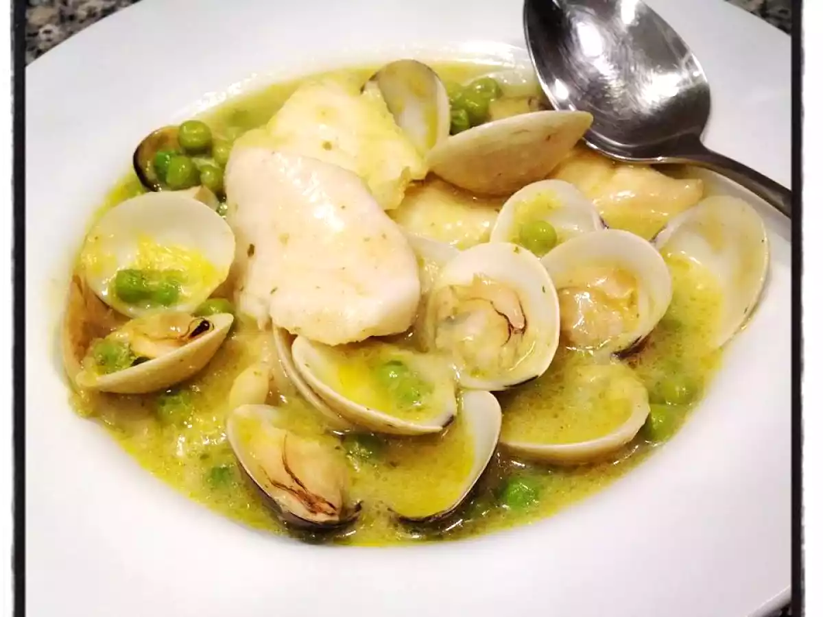 Merluza en salsa verde con almejas