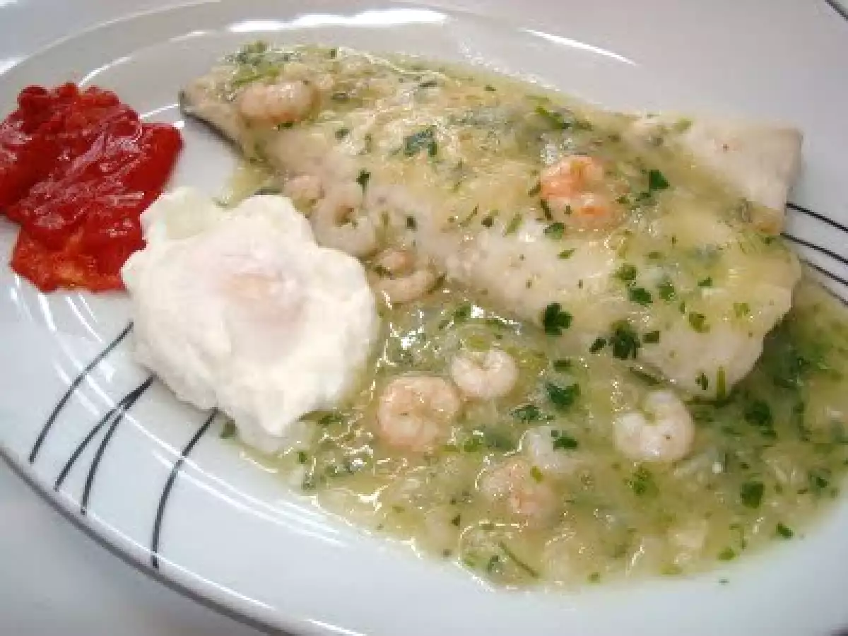 Merluza en salsa verde con huevos escalfados