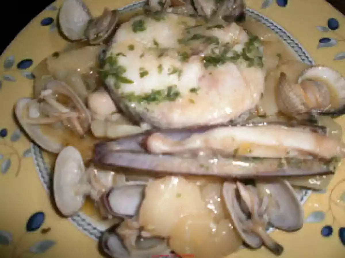 Merluza en salsa verde con patatas. - foto 3