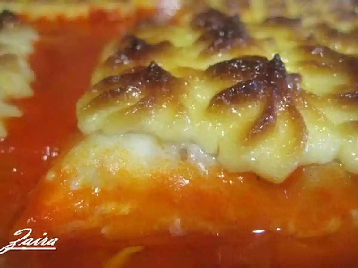 Merluza gratinada sobre coulis de piquillos