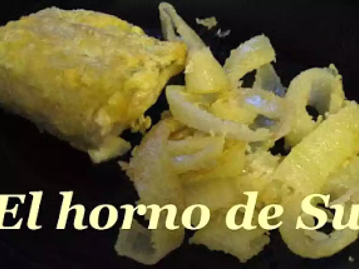 Merluza rebozada con aros de cebolla