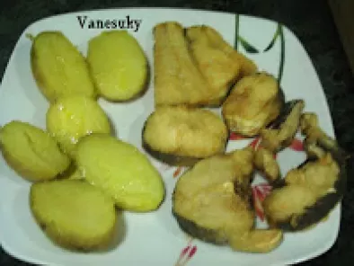 Merluza rebozada con patatas al caliu