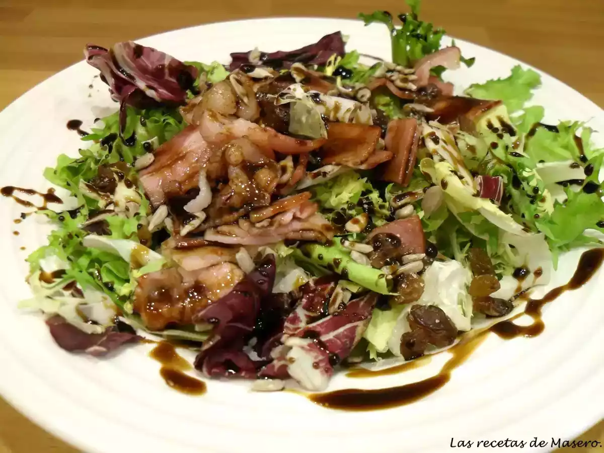 Mezclum de lechugas con beicon, pasasy pipas