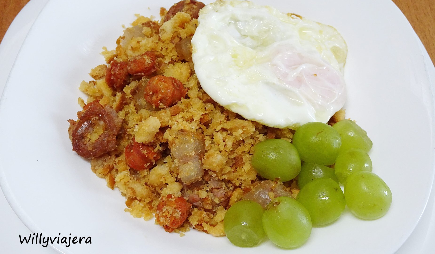 Migas a la aragonesa con huevo y uva Receta Petitchef