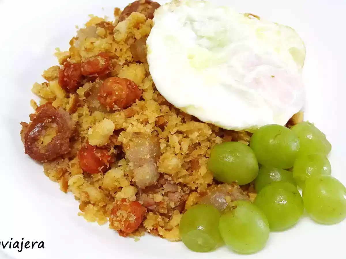 Migas a la aragonesa con huevo y uva