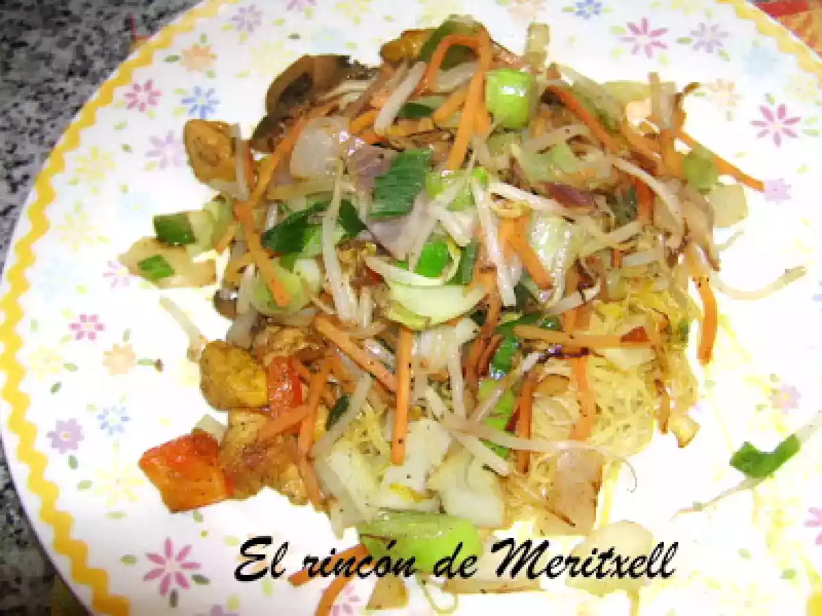 Mihoen con verduritas y pollo ( Fideos chinos )