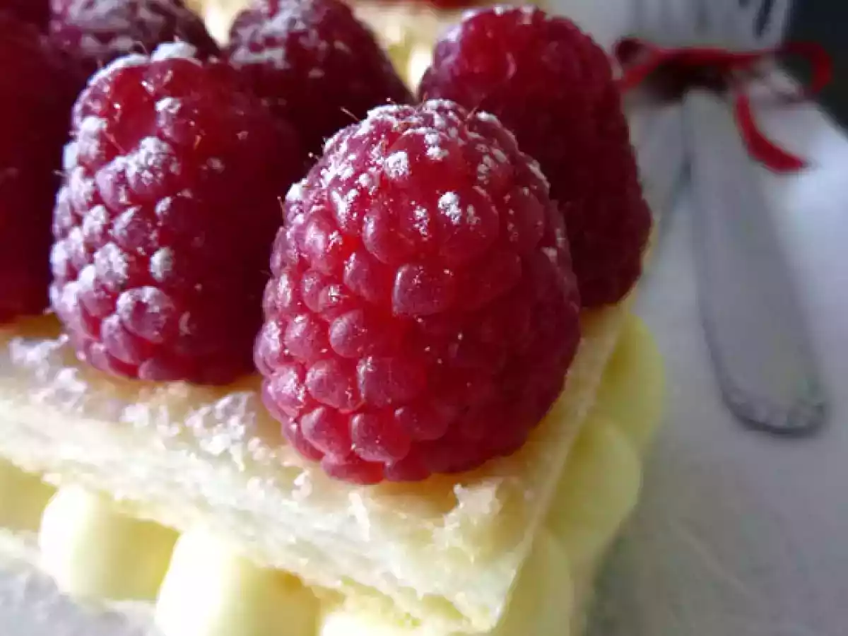 Milhojas, crema de chocolate blanco y frambuesas - foto 2