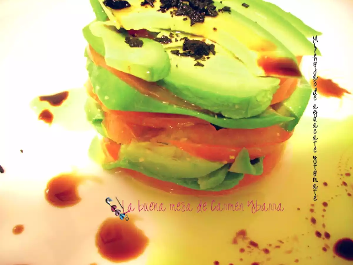 Milhojas de aguacate, tomate y polvo de aceituna negra