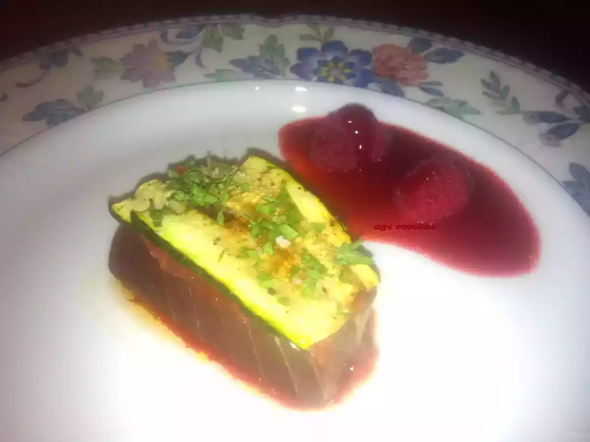 Milhojas de atun rojo, piquillos y calabacin con vinagreta de frambuesa