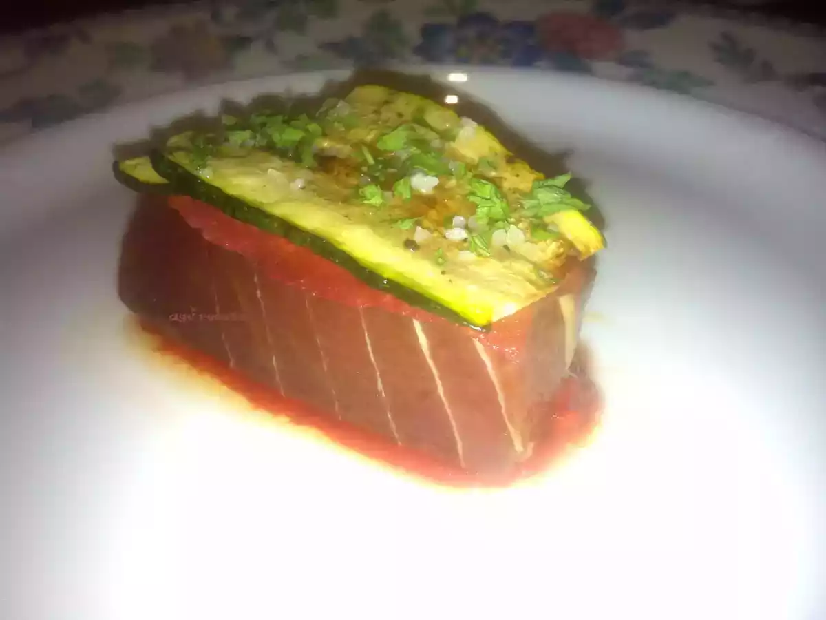 Milhojas de atun rojo, piquillos y calabacin con vinagreta de frambuesa - foto 2