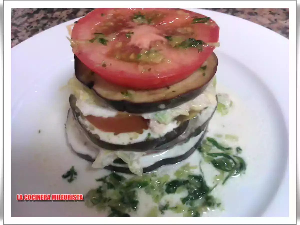 Milhojas de berenjenas con tomate y atún