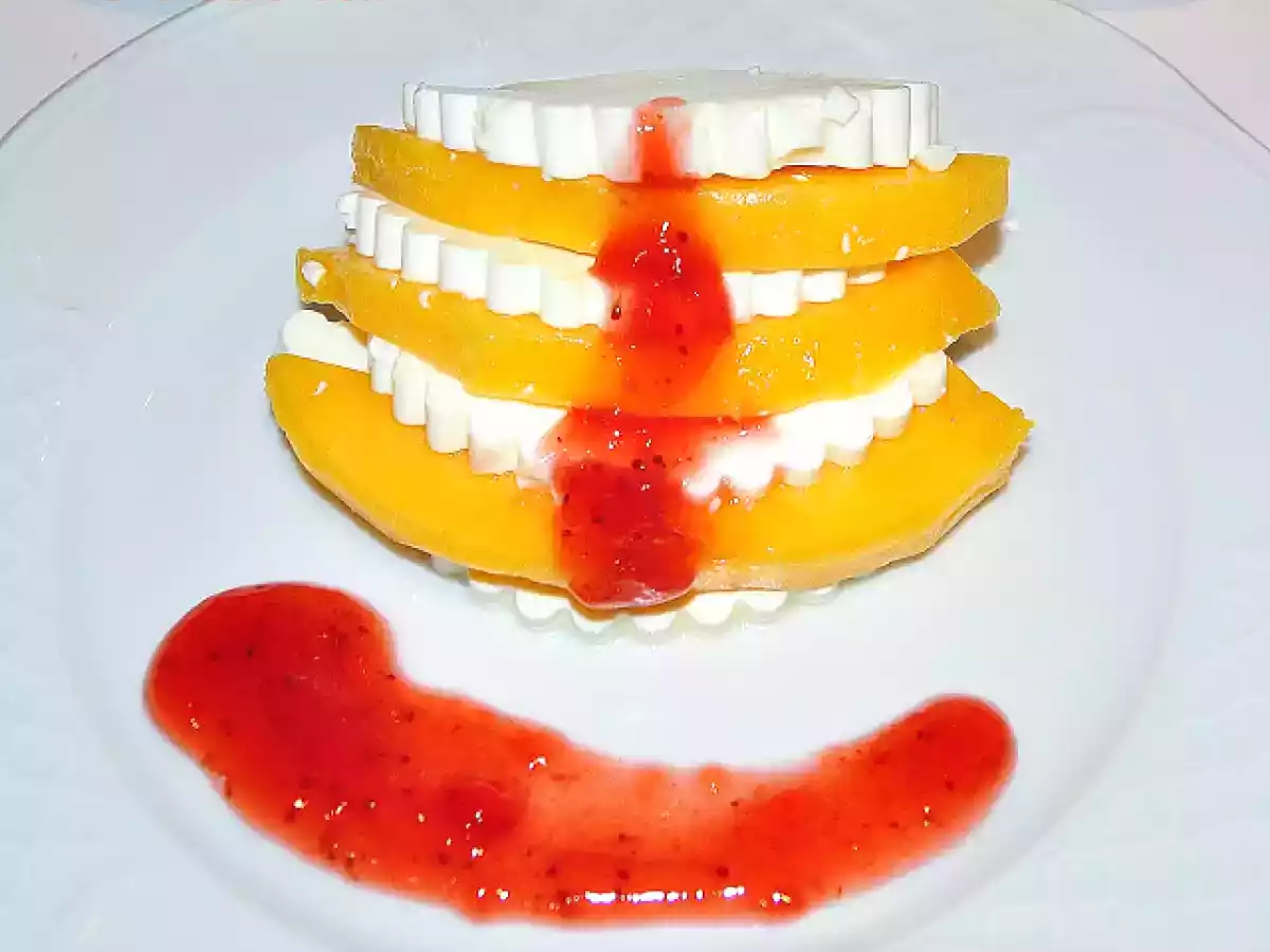 Milhojas de mango y queso fresco con coulis de fresa - foto 2