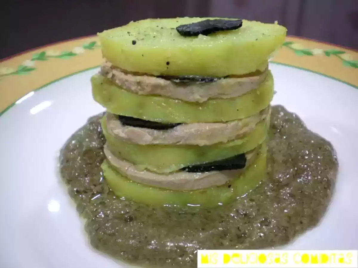 Milhojas de patata, foie y trufa con salsa de boletus