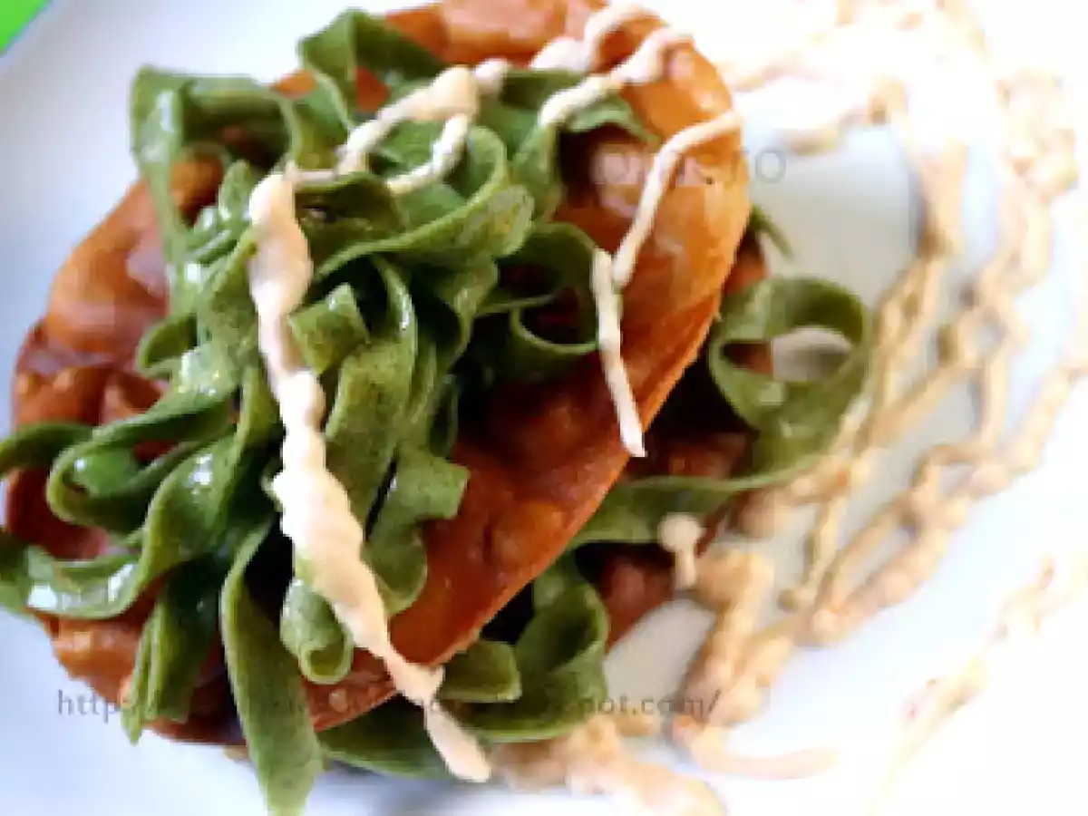 Milhojas de tallarines con lechuga de mar y bechamel de gambas