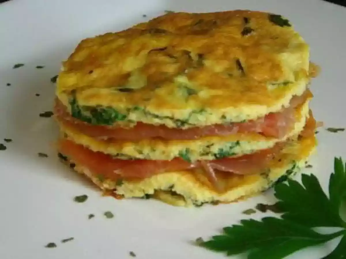 Milhojas de tortilla de perejil, queso y salmón