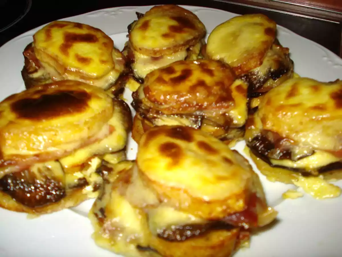 Milhojas gratinados de patata con jamón y setas