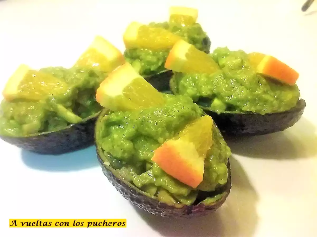 Mini aguacates rellenos de tartar de bacalao